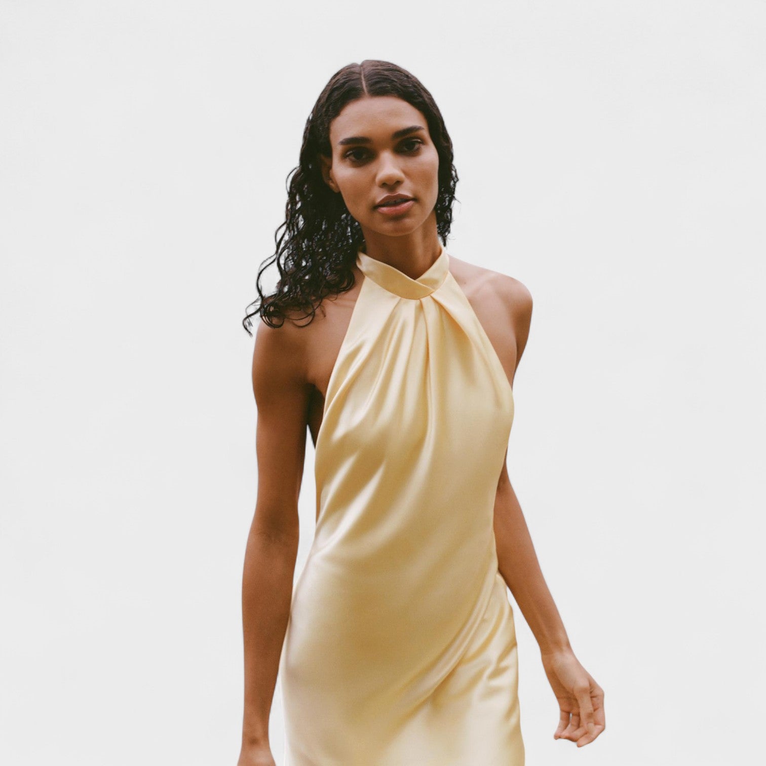 Vestido Halter Satinado feminino