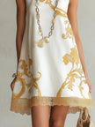 Héloïse | Vestido curto branco com motivos dourados