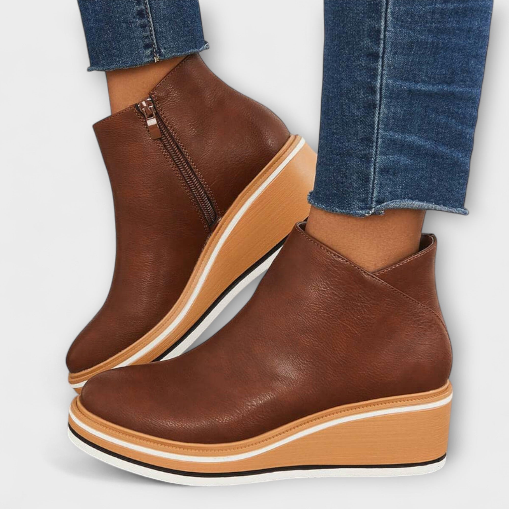 Samira – Botins de cunha com acabamento luminoso