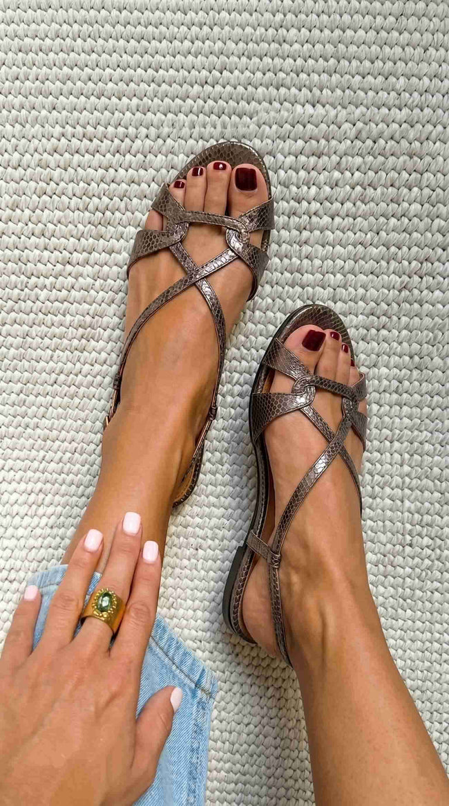 Amora – Sandálias slingback com efeito serpente
