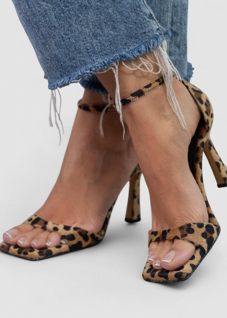 Sandálias de salto alto com estampado leopardo feminino