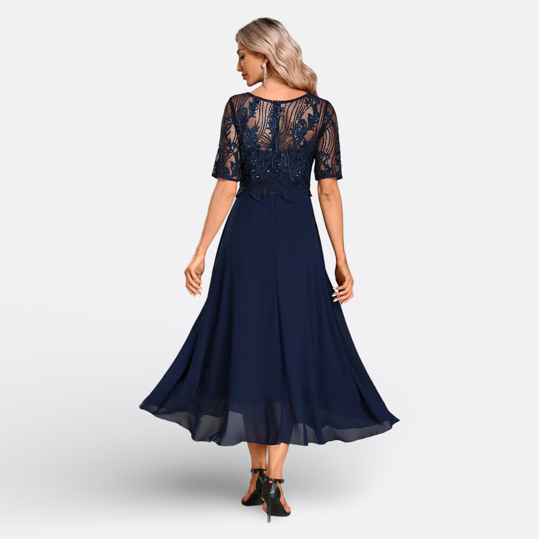 Vestido de Renda e Manga Curta