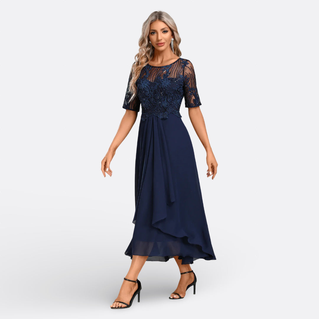 Vestido de Renda e Manga Curta