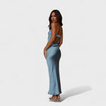 Vestido de cetim sem mangas feminino