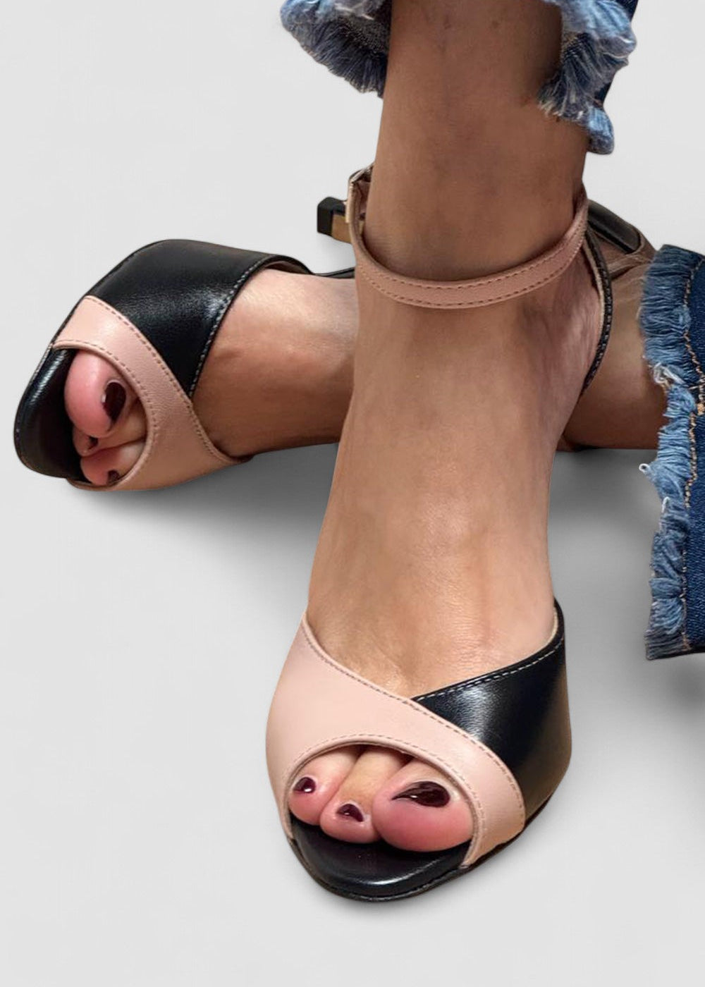 Sapatos de salto médio com tira no tornozelo feminino