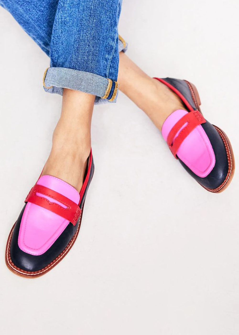 Mocassins com acento colorido feminino