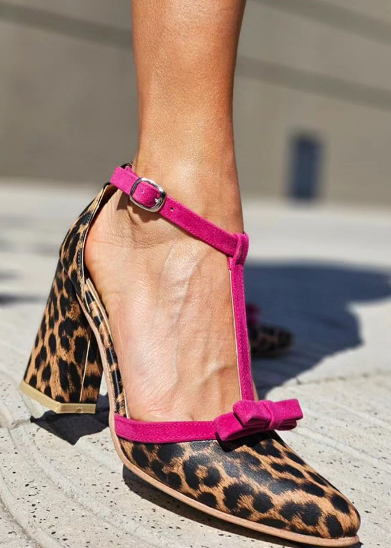 Sandálias verdes com padrão leopardo e detalhe colorido feminino