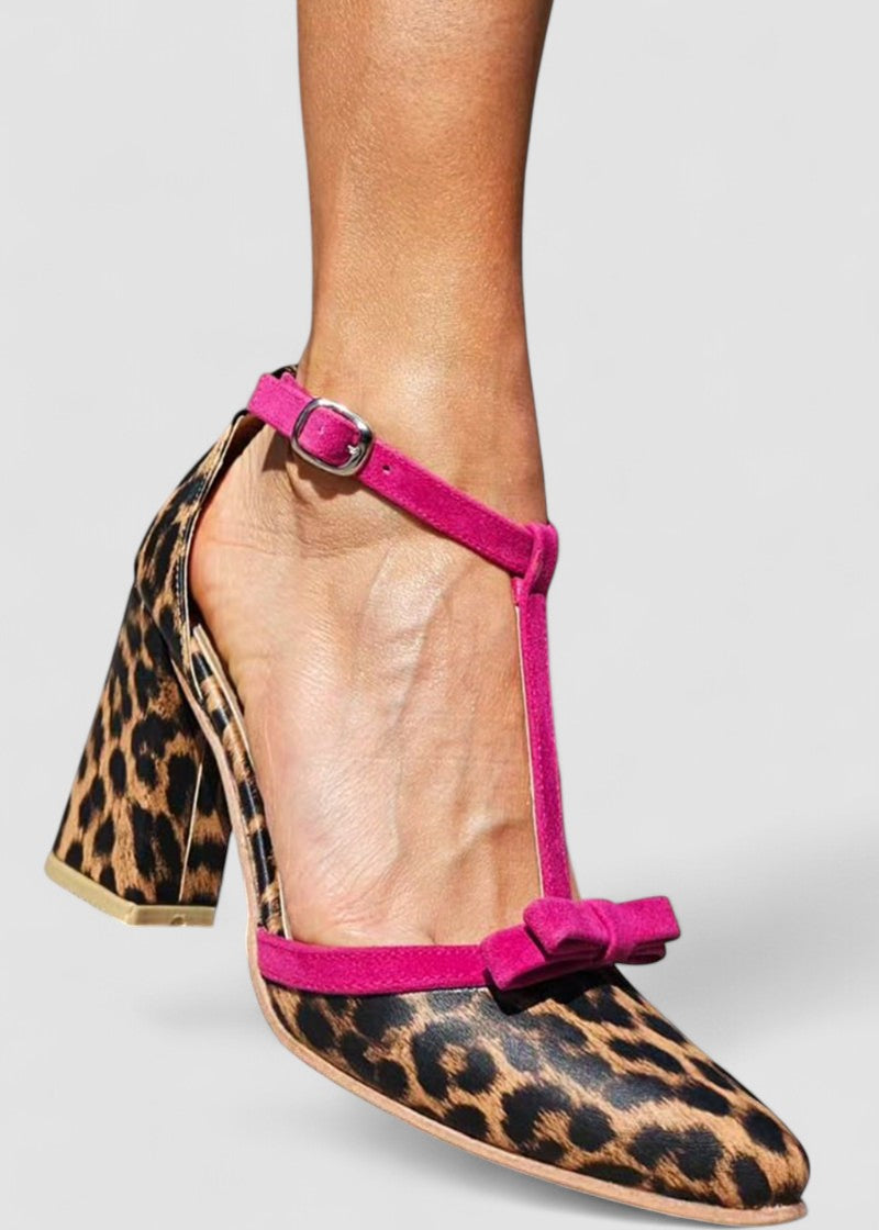 Sandálias verdes com padrão leopardo e detalhe colorido feminino