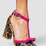 Sandálias verdes com padrão leopardo e detalhe colorido feminino