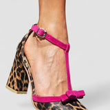 Sandálias verdes com padrão leopardo e detalhe colorido feminino