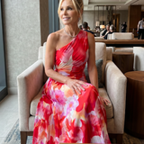 Vestido midi Taya de um ombro com corpo plissado
