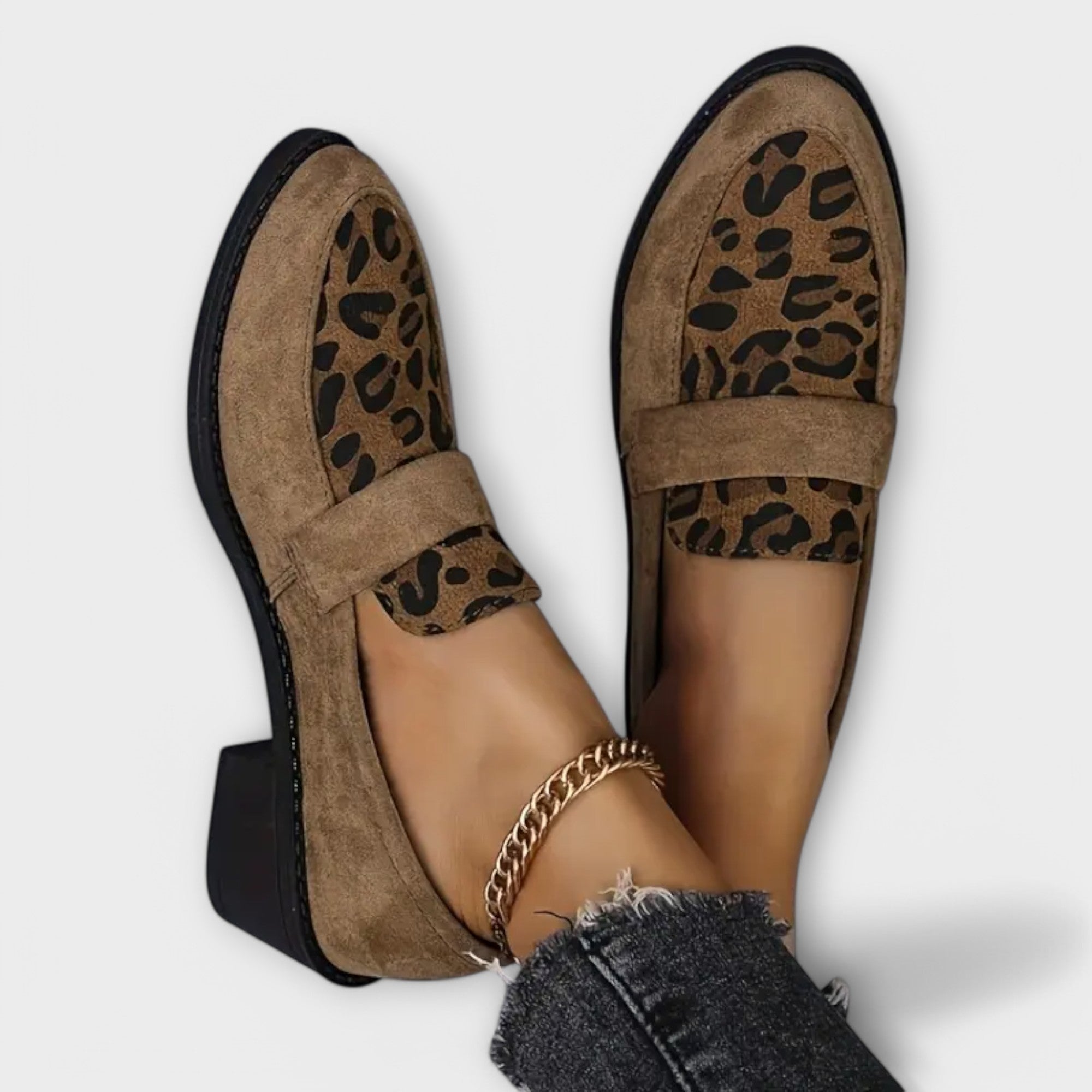 Sapatos de senhora elegantes com estampado de leopardo