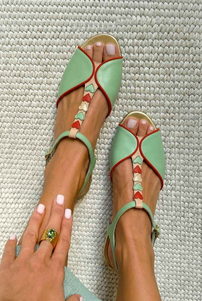 Brisa – Sandálias peep toe com detalhe de coração