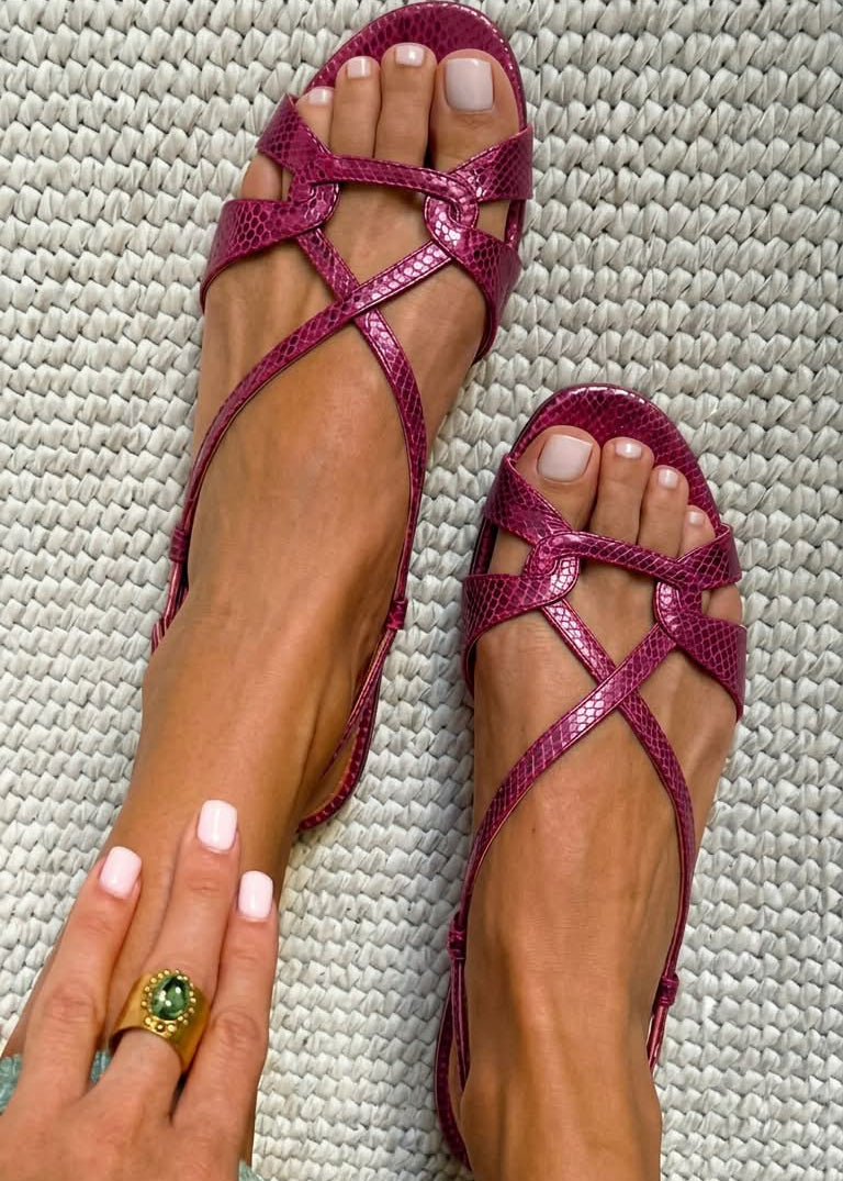 Amora – Sandálias slingback com efeito serpente