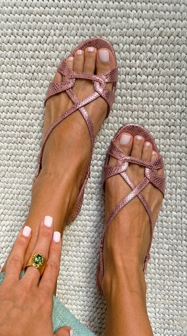 Amora – Sandálias slingback com efeito serpente