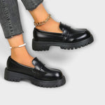 Mocassim para mulher com design ortopédico e cunha de cetim
