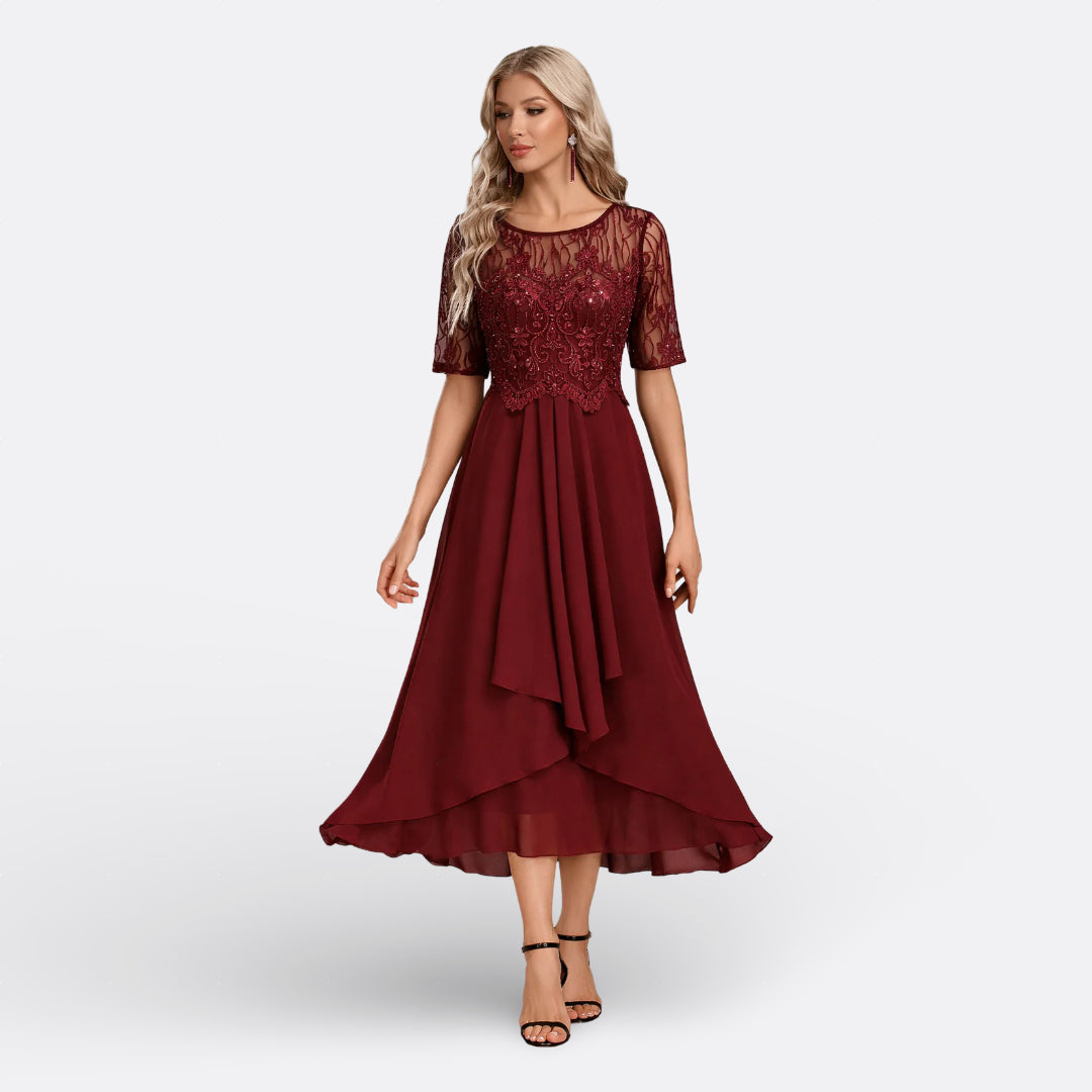 Vestido de Renda e Manga Curta