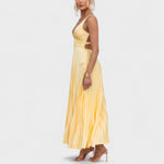 Vestido maxi amarelo plissado feminino