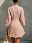 Ninon | Vestido curto rosa com bordados dourados