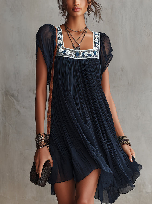 Apolline | Vestido curto azul com bordado floral