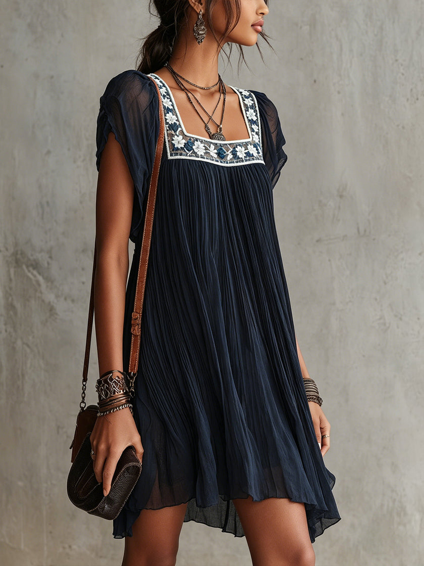 Apolline | Vestido curto azul com bordado floral