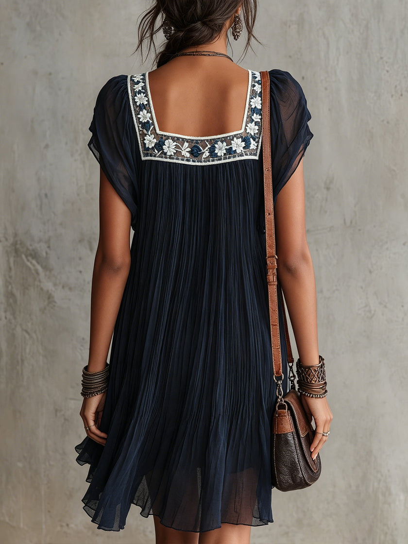 Apolline | Vestido curto azul com bordado floral