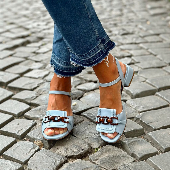 Dália – Sandálias de salto com detalhe decorativo