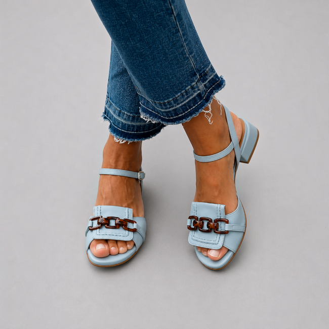 Dália – Sandálias de salto com detalhe decorativo