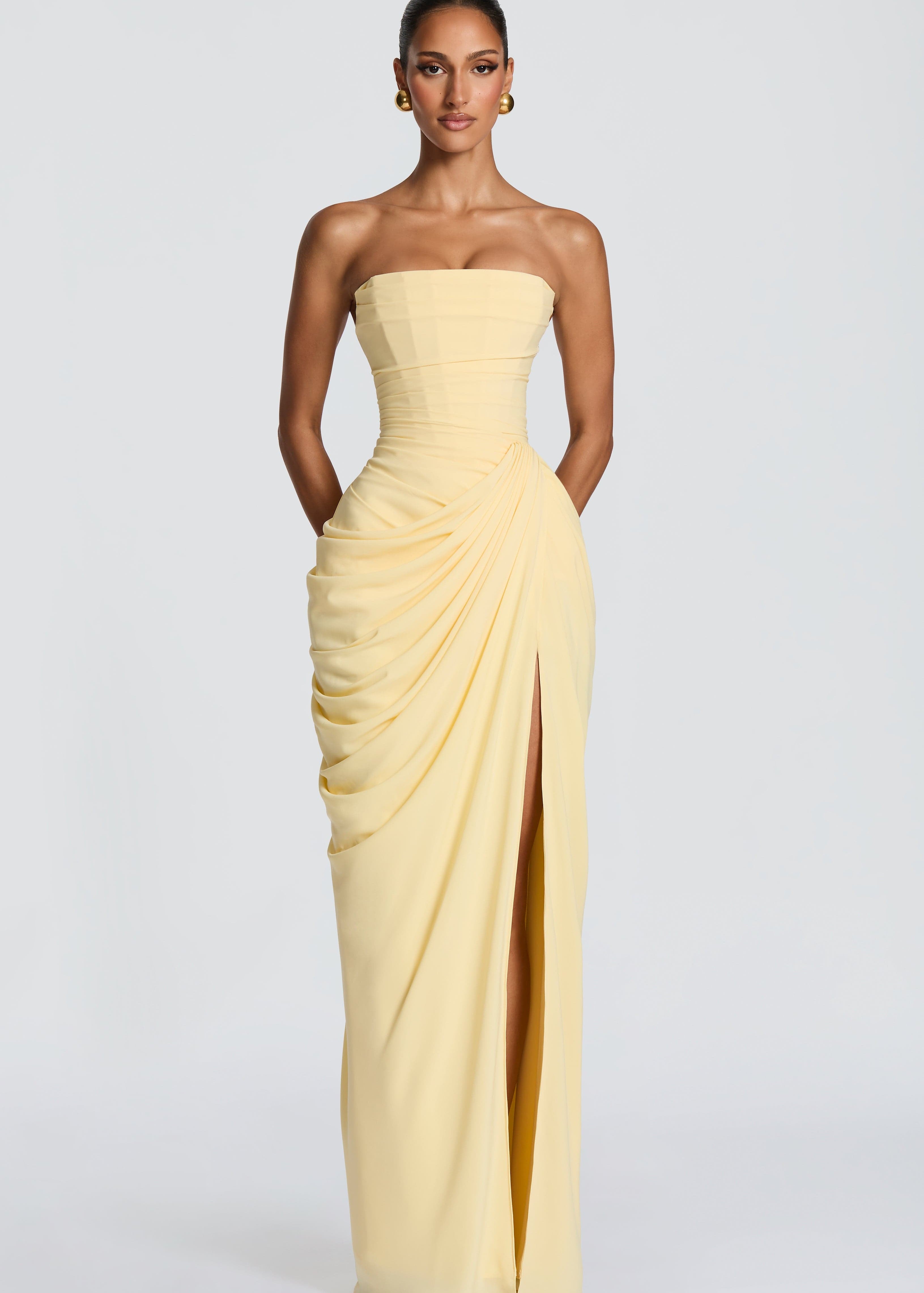 Lola - Elegância escultural que eleva a figura