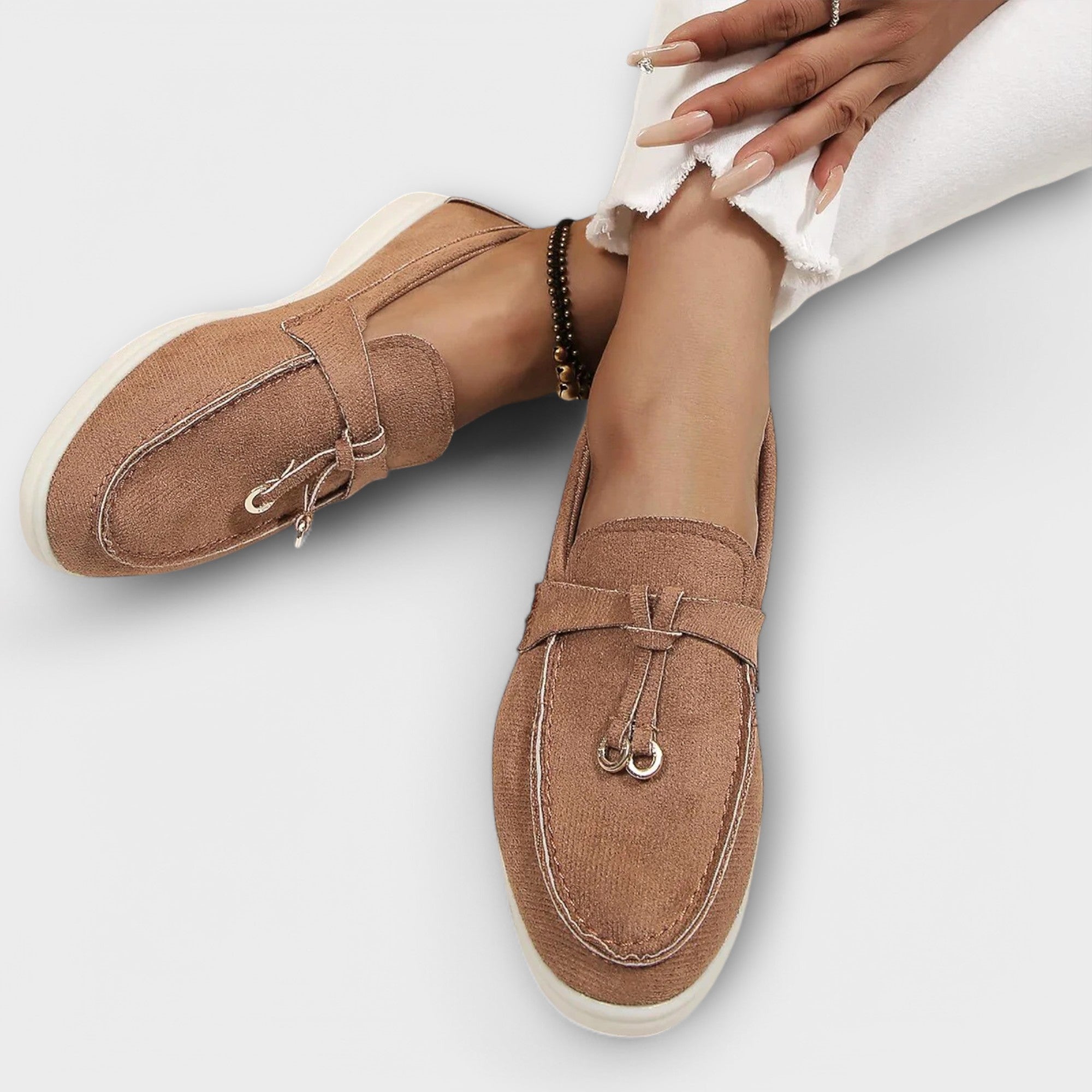 Mocassins Femininos Beiges com Cordão Decorativo feminino