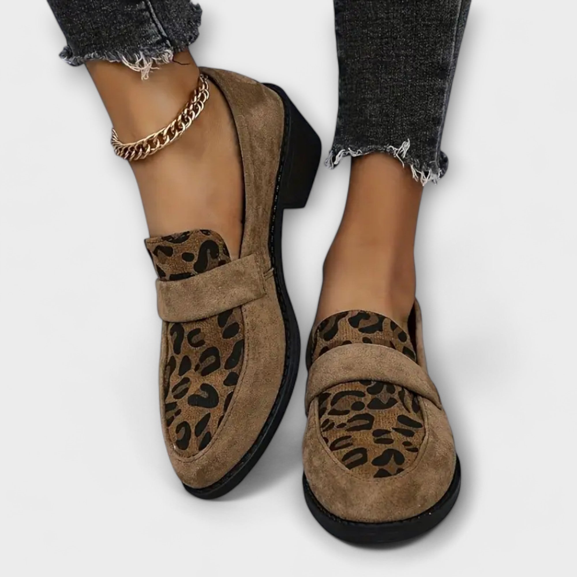 Sapatos de senhora elegantes com estampado de leopardo