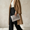 Naevia | Clutch Metalizada Elegante