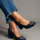 Nadine – Sapatos de salto em camurça com fivela dourada