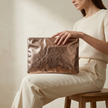 Naevia | Clutch Metalizada Elegante